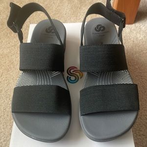 BRAND NEW, NEVER WORN, IN BOX, BLACK STRETCH “CLOUD STEPPERS” BY CLARKS SANDALS